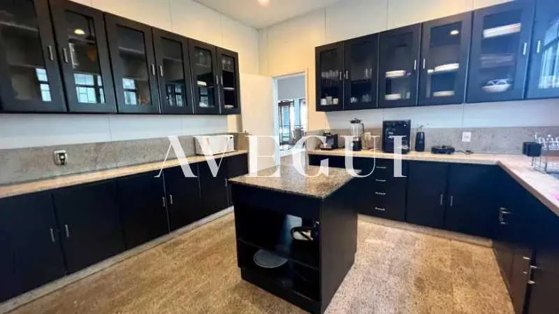 House with 5 bedrooms and closed kitchen, 700 m² — photo 24