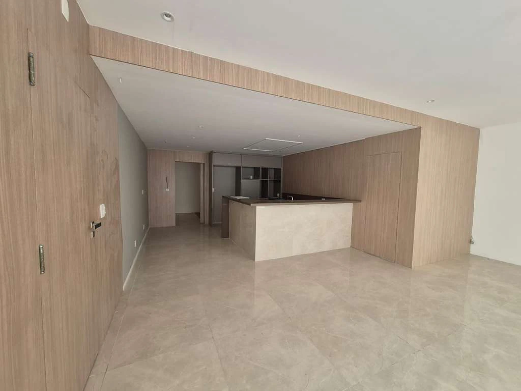Apartment with open-plan kitchen, 2 ensuites and 5 baths — photo 16