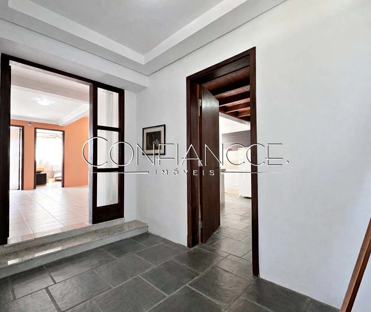 5-bedroom house with 1 suite, 4 parking spaces, 460 m² — photo 11
