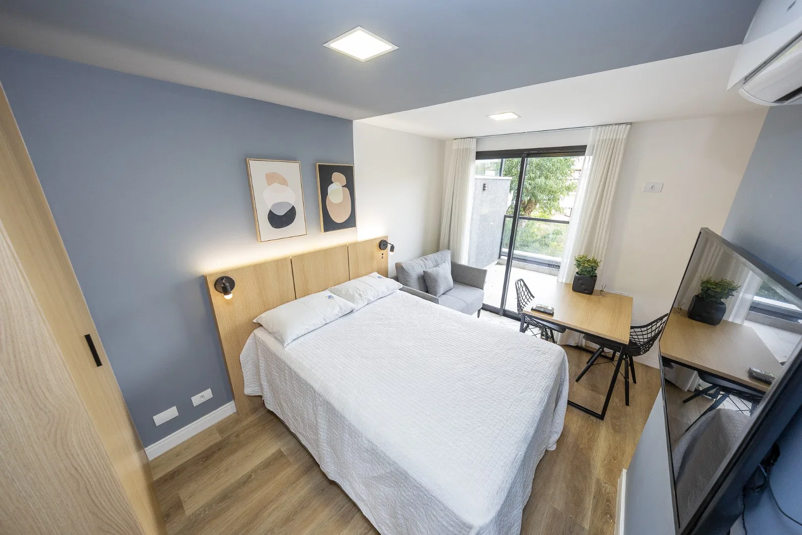 Furnished studio, 23 m², with a home office — photo 3
