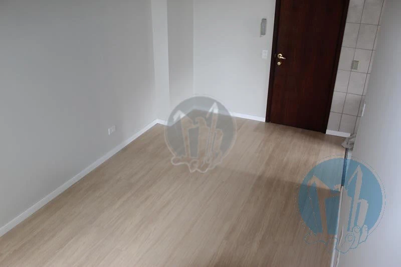 2-bedroom apartment with wood or laminate floors in Curitiba — photo 7