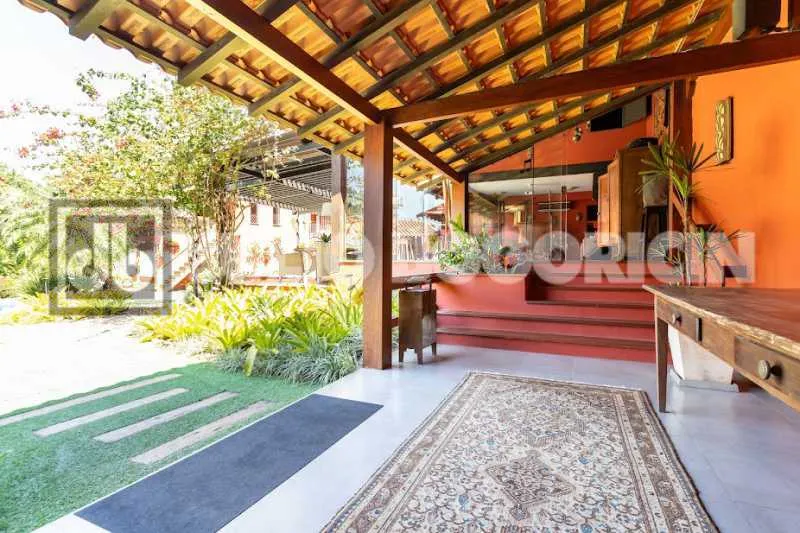 Balcony with a grill in a 5-bedroom house, 392 m² — photo 30