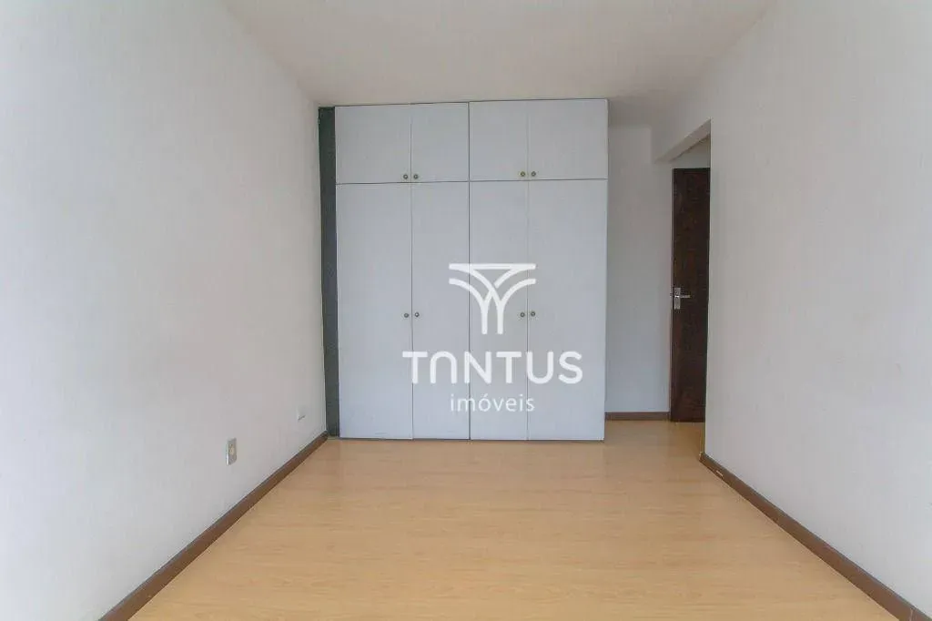 Wood or laminate floors in a 2-bedroom apartment, 66 m² — photo 2