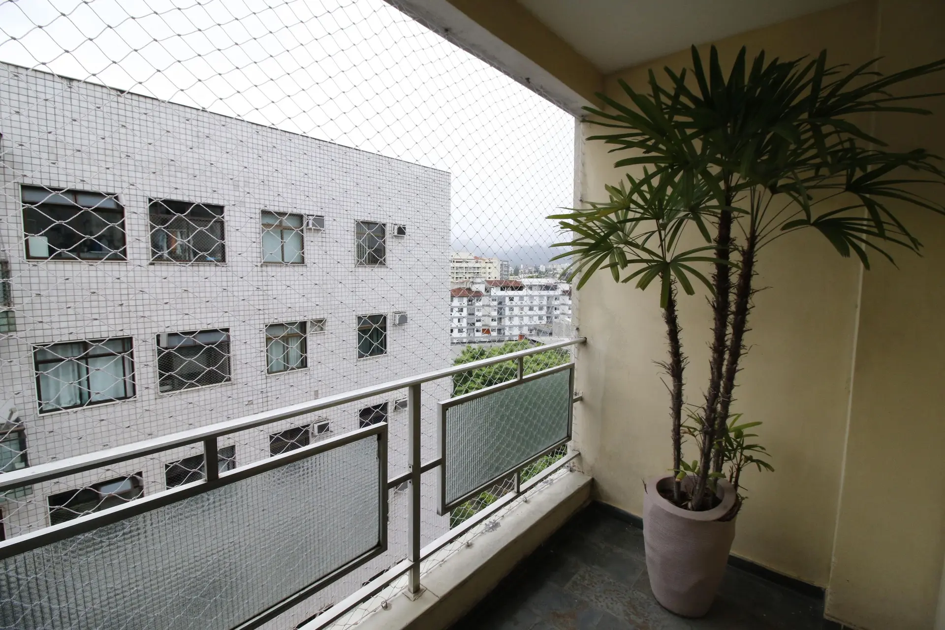 Balcony with a grill in a 3-bedroom apartment, 128 m²