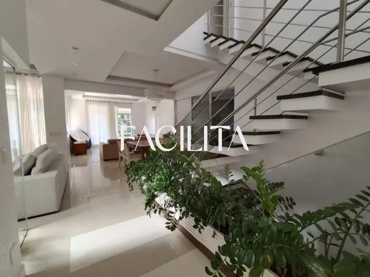 4 en-suite bedroom house with home office and 580 m²