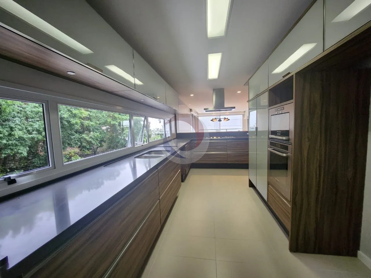 Furnished apartment, 237 m², with floor-to-ceiling windows — photo 2
