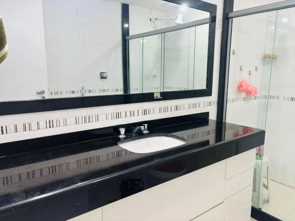 Furnished house with 6 en-suites and a private pool — photo 36