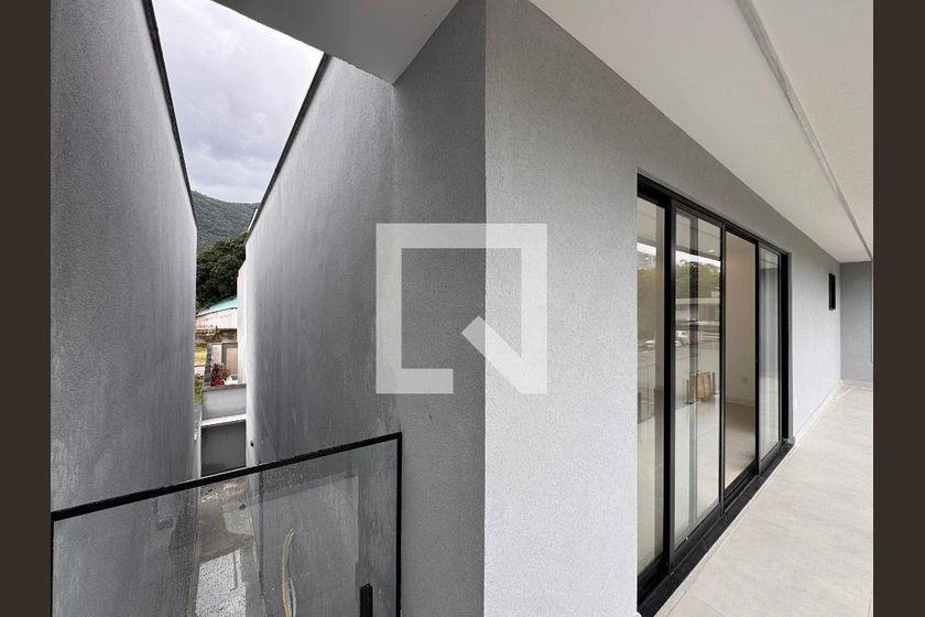 Rental house with 4 bedrooms and 222 m², balcony — photo 25