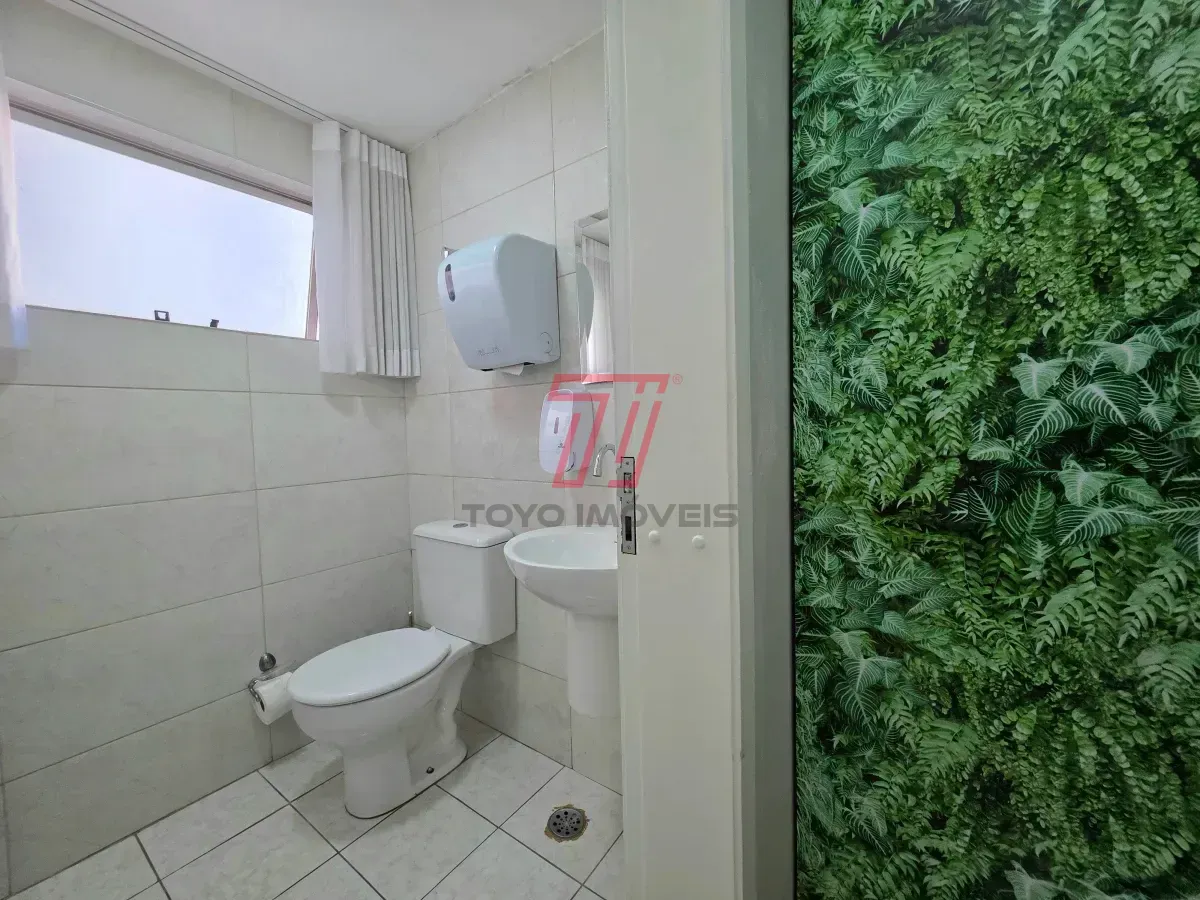 Apartamento de 3 quartos com piso de madeira na sala — photo 38