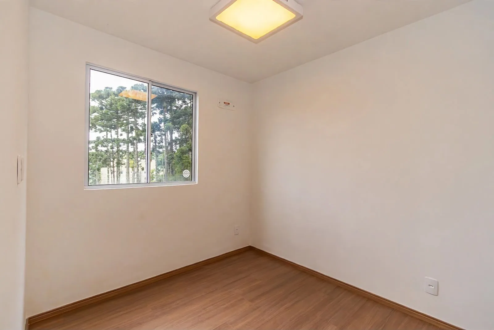 2-bedroom apartment with wood or laminate floors in Curitiba — photo 2