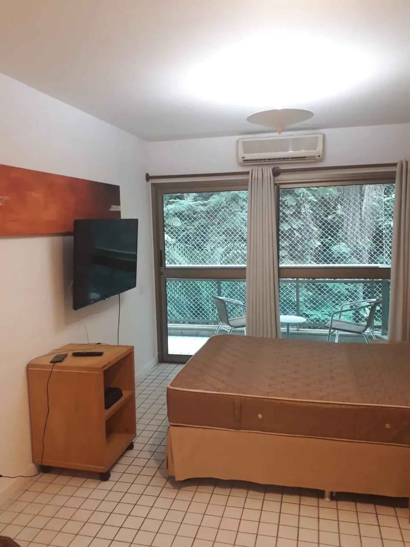 One-bedroom apartment in a building with a gym — photo 13