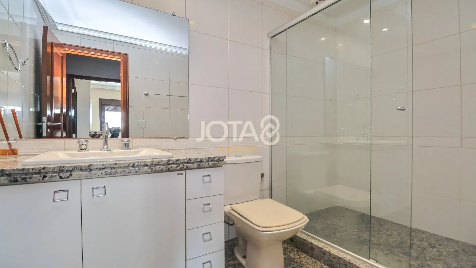 249 m² rental apartment with 3 bedrooms and a suite — photo 23