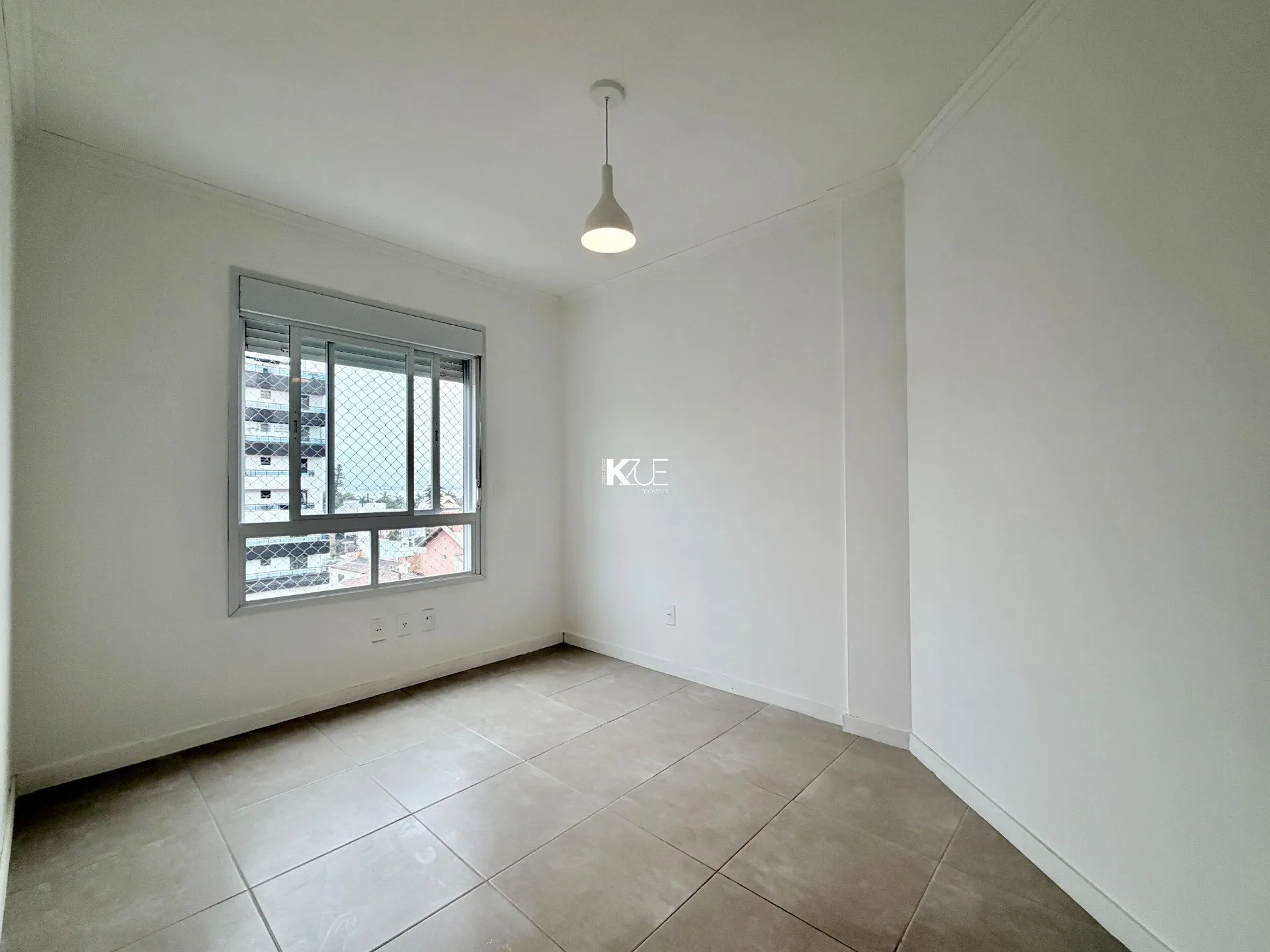Balcony with a grill in a 2-bedroom apartment, 83 m² — photo 5