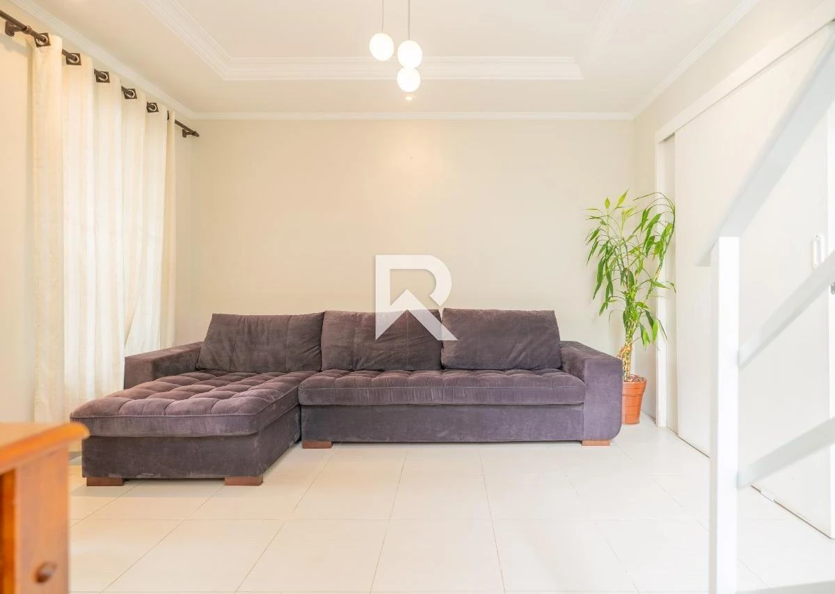 250 m² house with a walk-in closet and a bathtub — photo 12