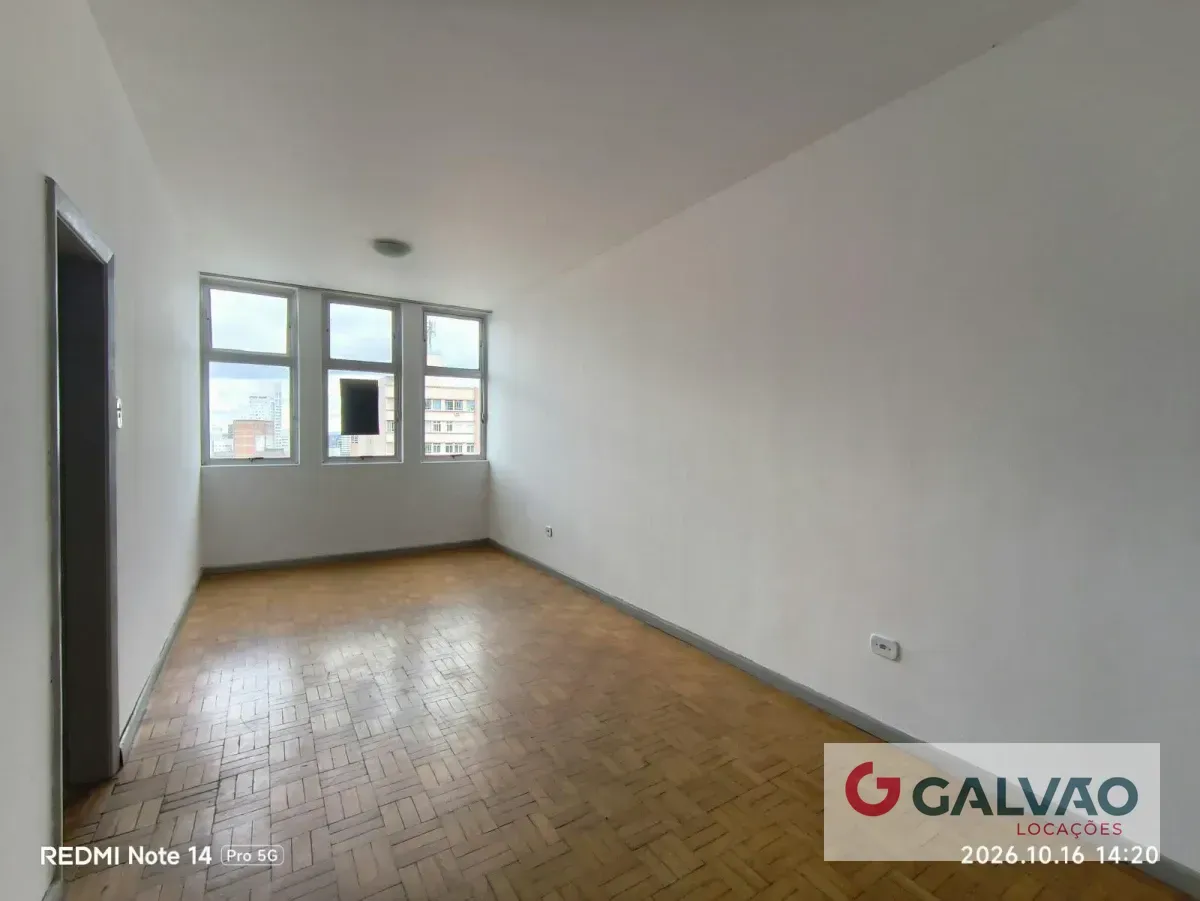 Apartment on the 18th floor with wood or laminate floors