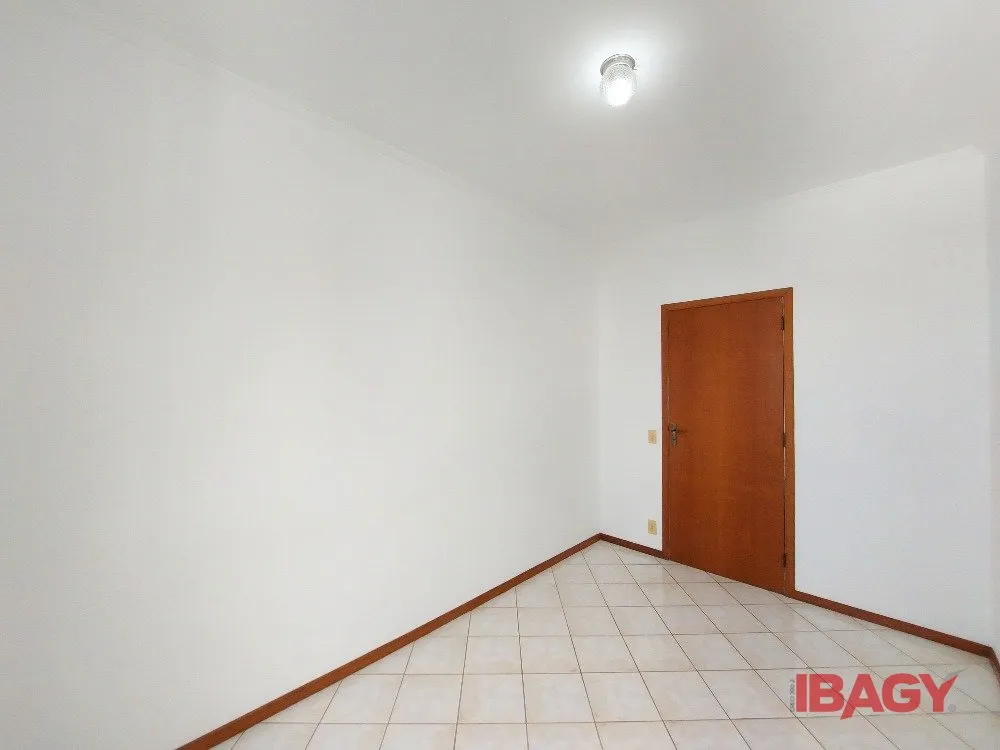 Квартира с 2 спальнями и кухней открытой планировки — photo 21