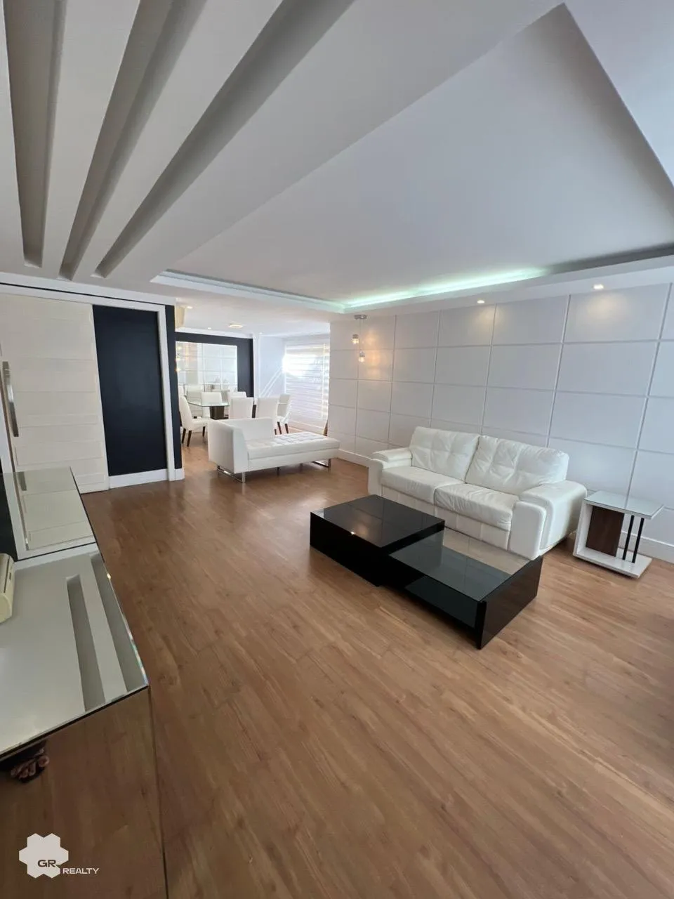 Condominium house with 5 bedrooms and open-plan kitchen — photo 17