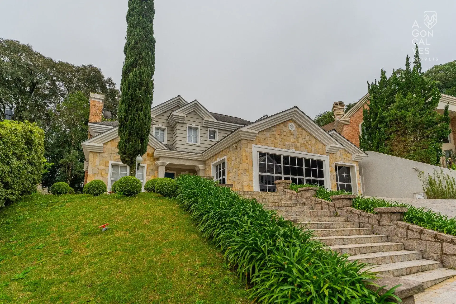 House with 4 bedrooms and 5 bathrooms, 5 parking spots