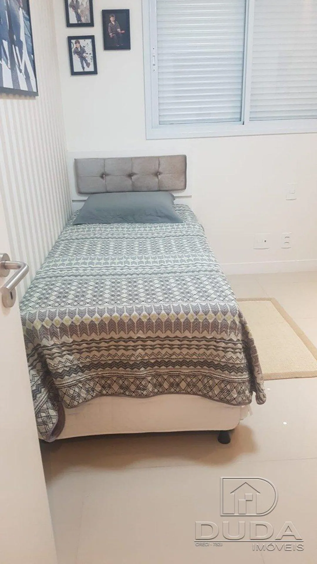 Apartment on the 11th floor with a glass-enclosed balcony — photo 5
