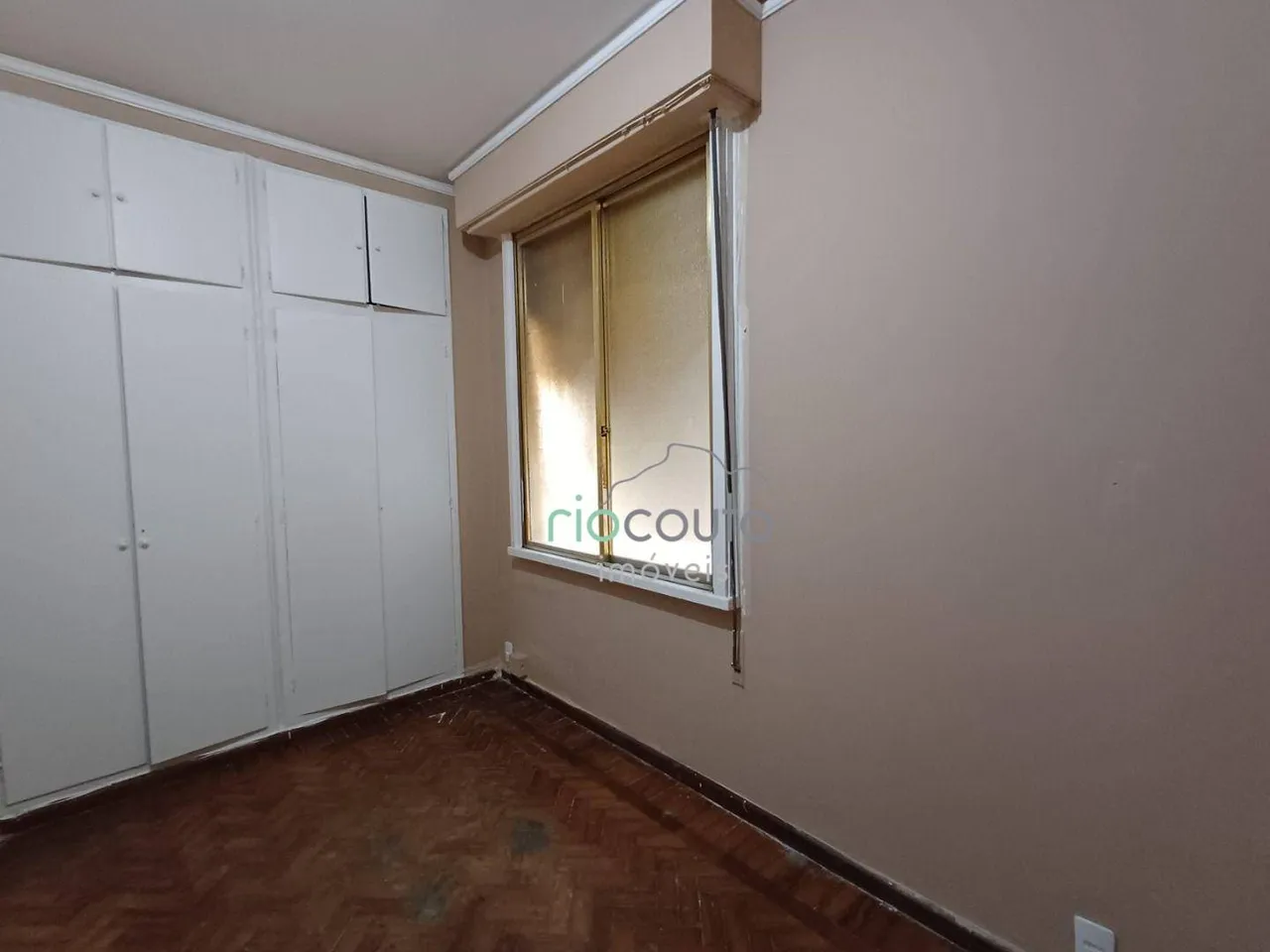 Apartamento com 3 dormitórios e piso de madeira — photo 17