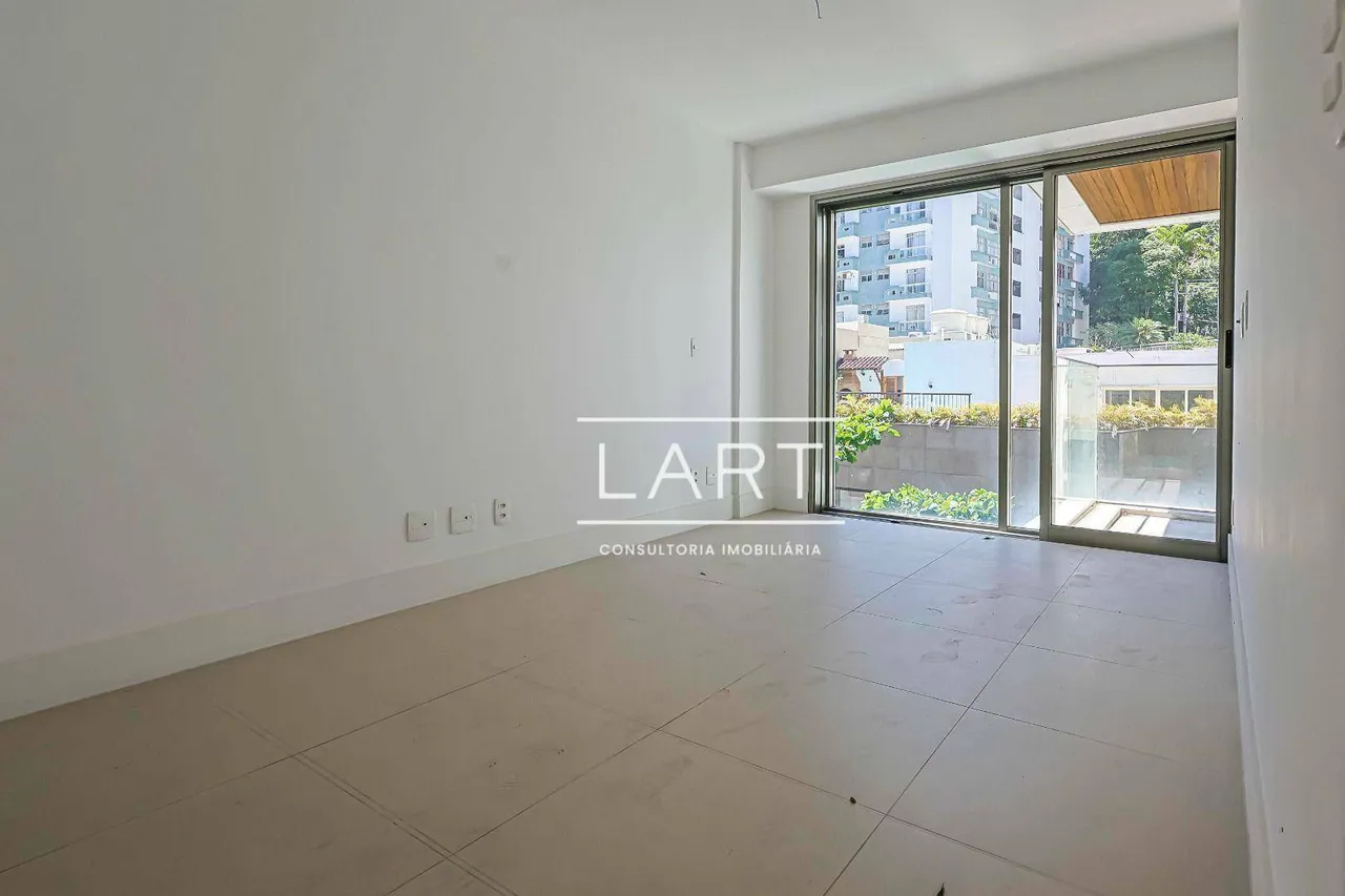 Top-floor apartment with 3 bedrooms and 2 bathrooms — photo 12
