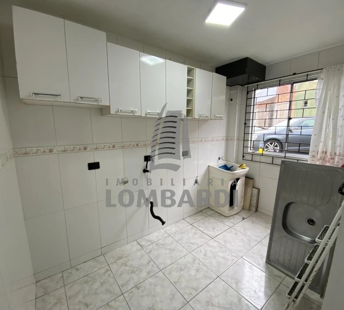 Apartamento de 48 m² com 2 quartos e cozinha fechada