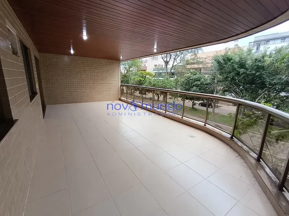 Wood or laminate floors in a 3-bedroom apartment, 105 m² — photo 10