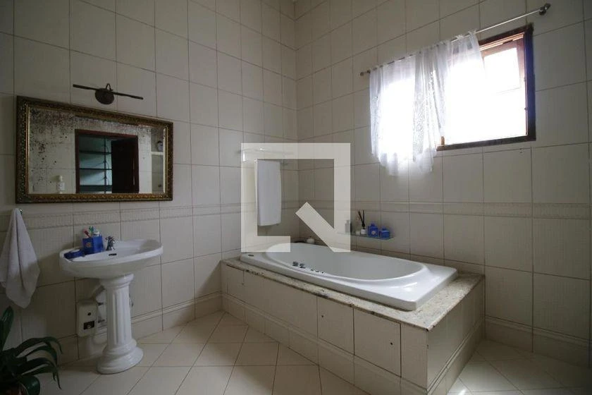 Casa de 700 m² con bañera y vestidor — photo 33