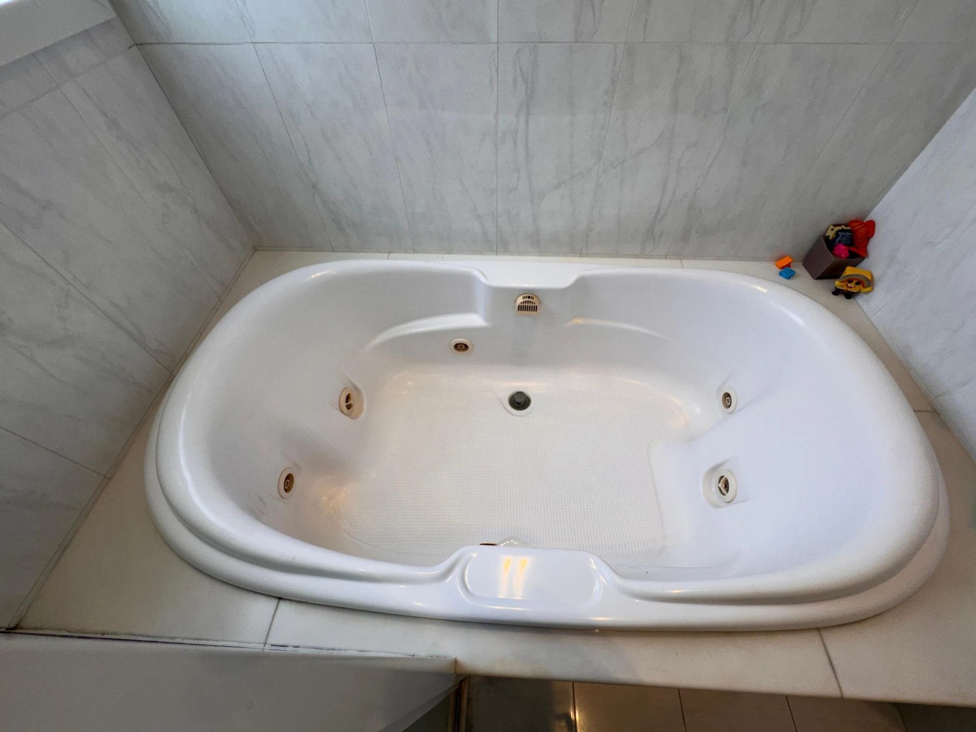 Furnished house, 550 m², with a bathtub — photo 49