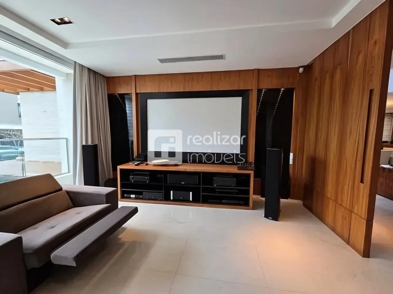 Garden in a 5-bedroom house, 709 m² — photo 9