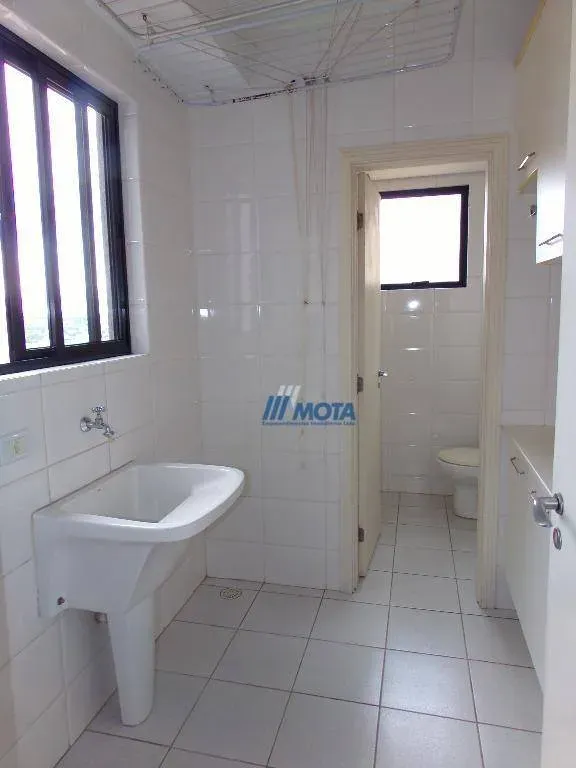 3-bedroom apartment with a bathtub — photo 22