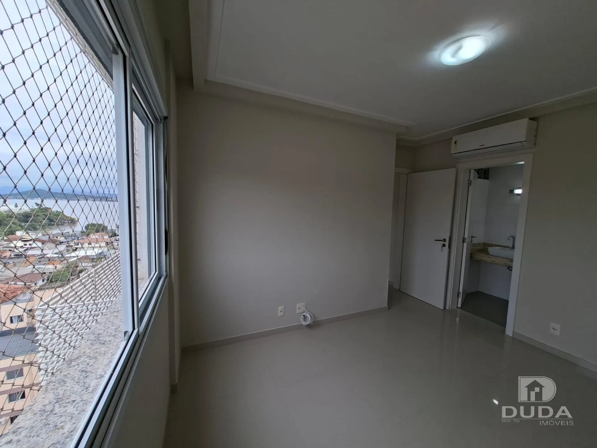 Apartment on the 10th floor with floor-to-ceiling windows — photo 40