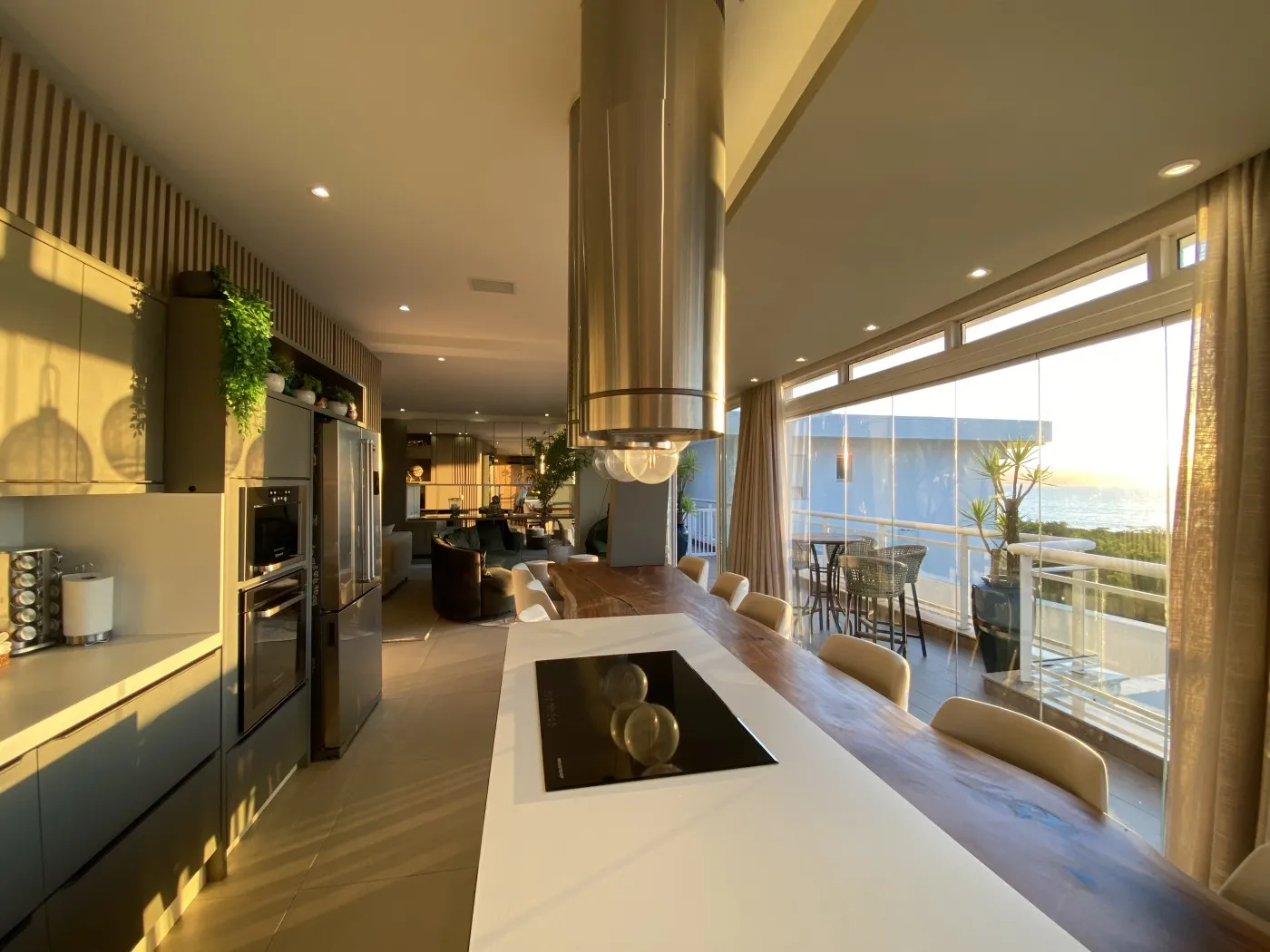 318 m² apartment with a bathtub and a water view — photo 2