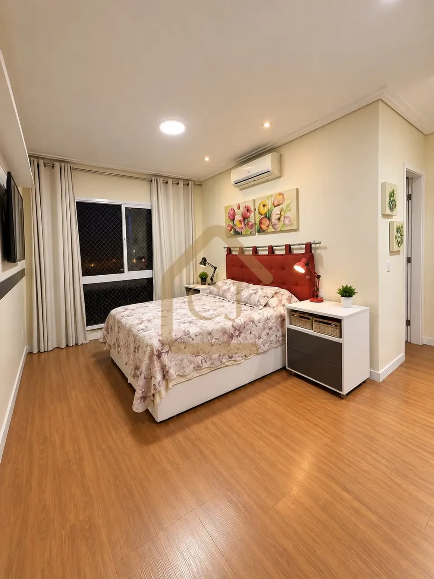 4-bedroom apartment in a building with a heated pool — photo 7