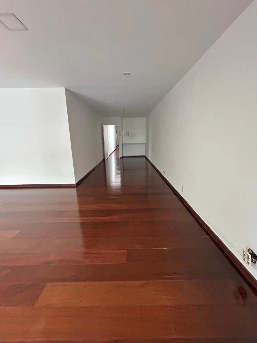 4-bedroom apartment with a walk-in closet — photo 19