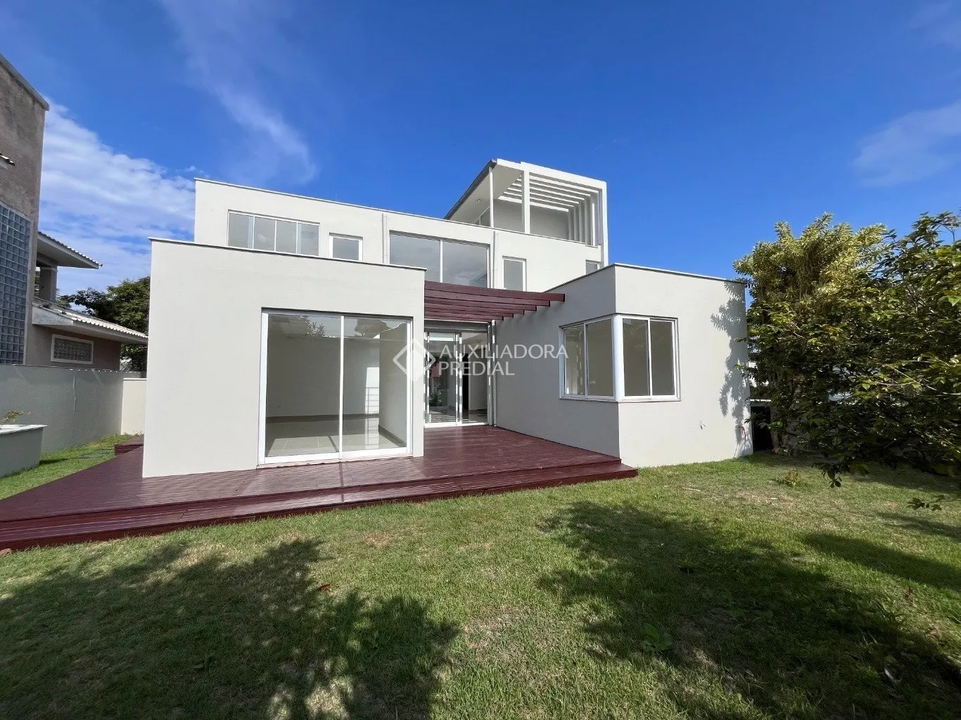 Floor-to-ceiling windows in a 3-bedroom house, 220 m² — photo 23