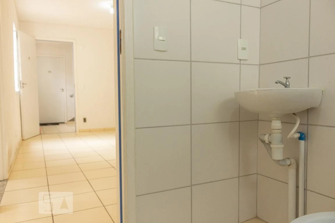 Unfurnished 2-bedroom apartment with closed kitchen — photo 38