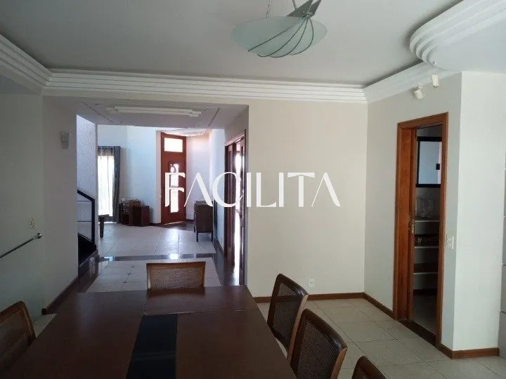 Casa com 3 dormitórios, 1 suíte e cozinha a gás