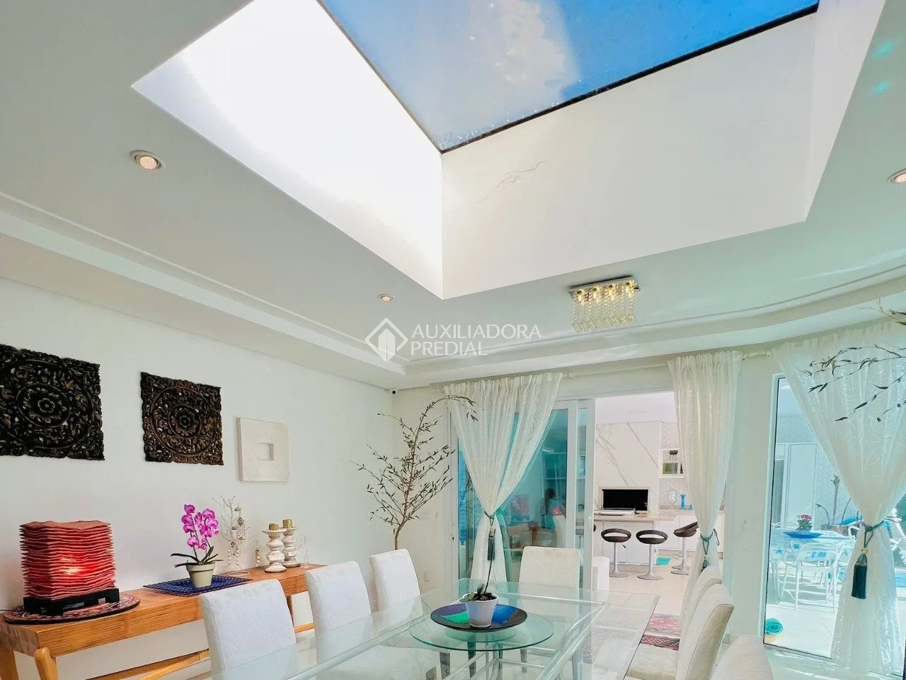 House with 6 bedrooms and an open kitchen with gas stove — photo 41