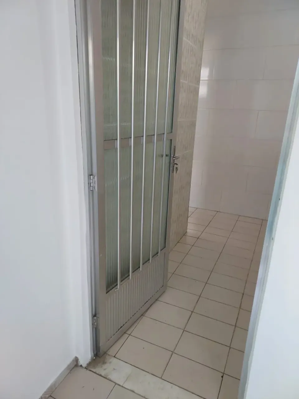 Unfurnished 1-bedroom apartment with a closed kitchen — photo 12