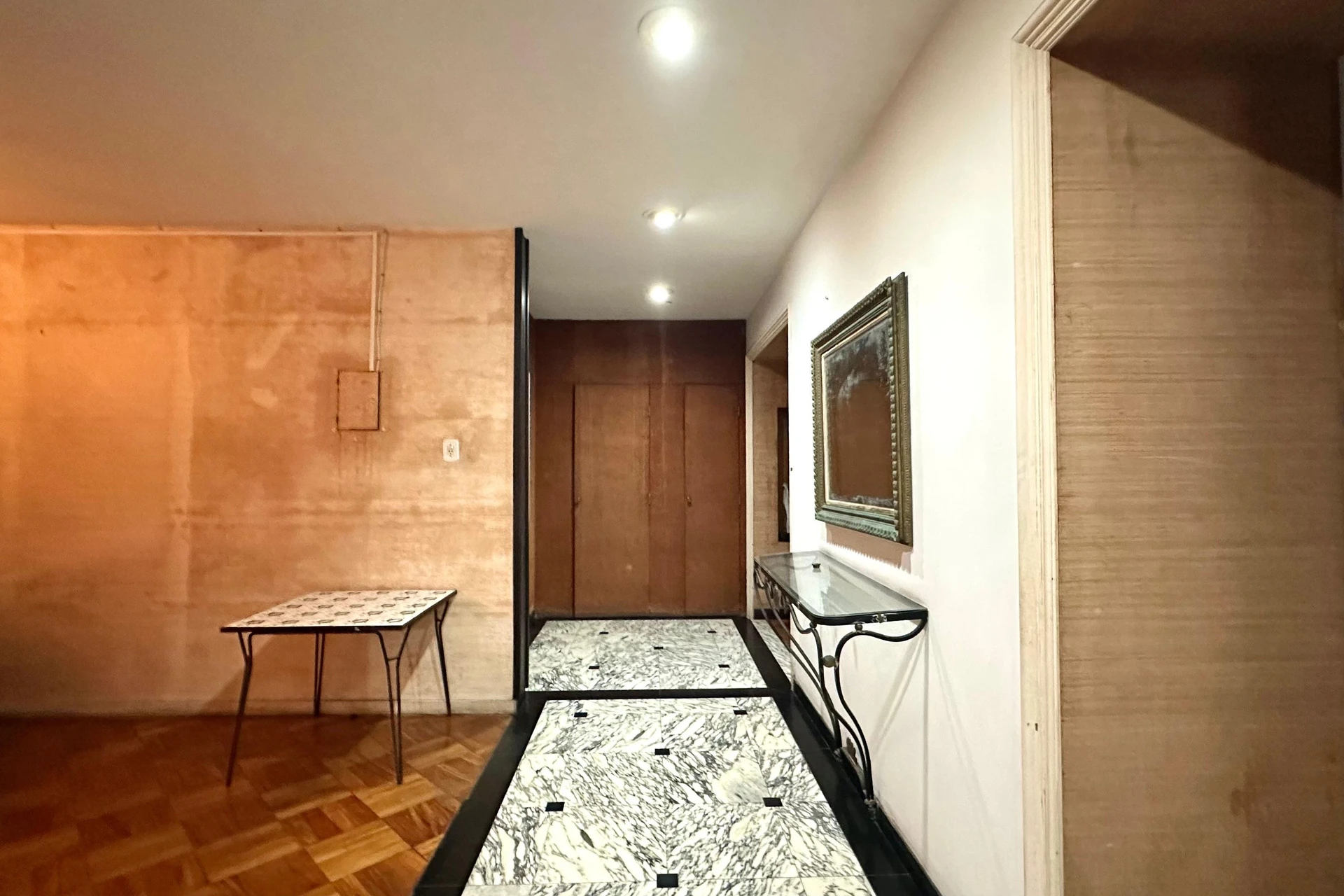Bathtub in a 4-bedroom apartment, 290 m² — photo 46