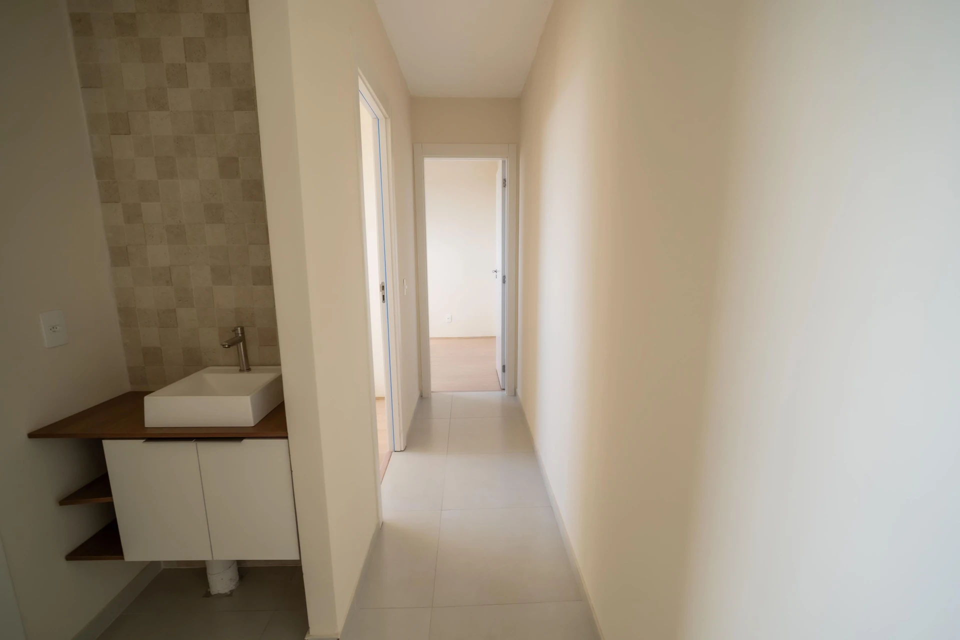 2-bedroom apartment in a building with a gym — photo 32