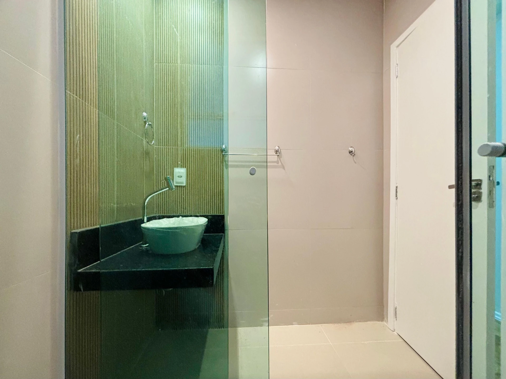 Bathtub in a 3-bedroom apartment, 84 m² — photo 13