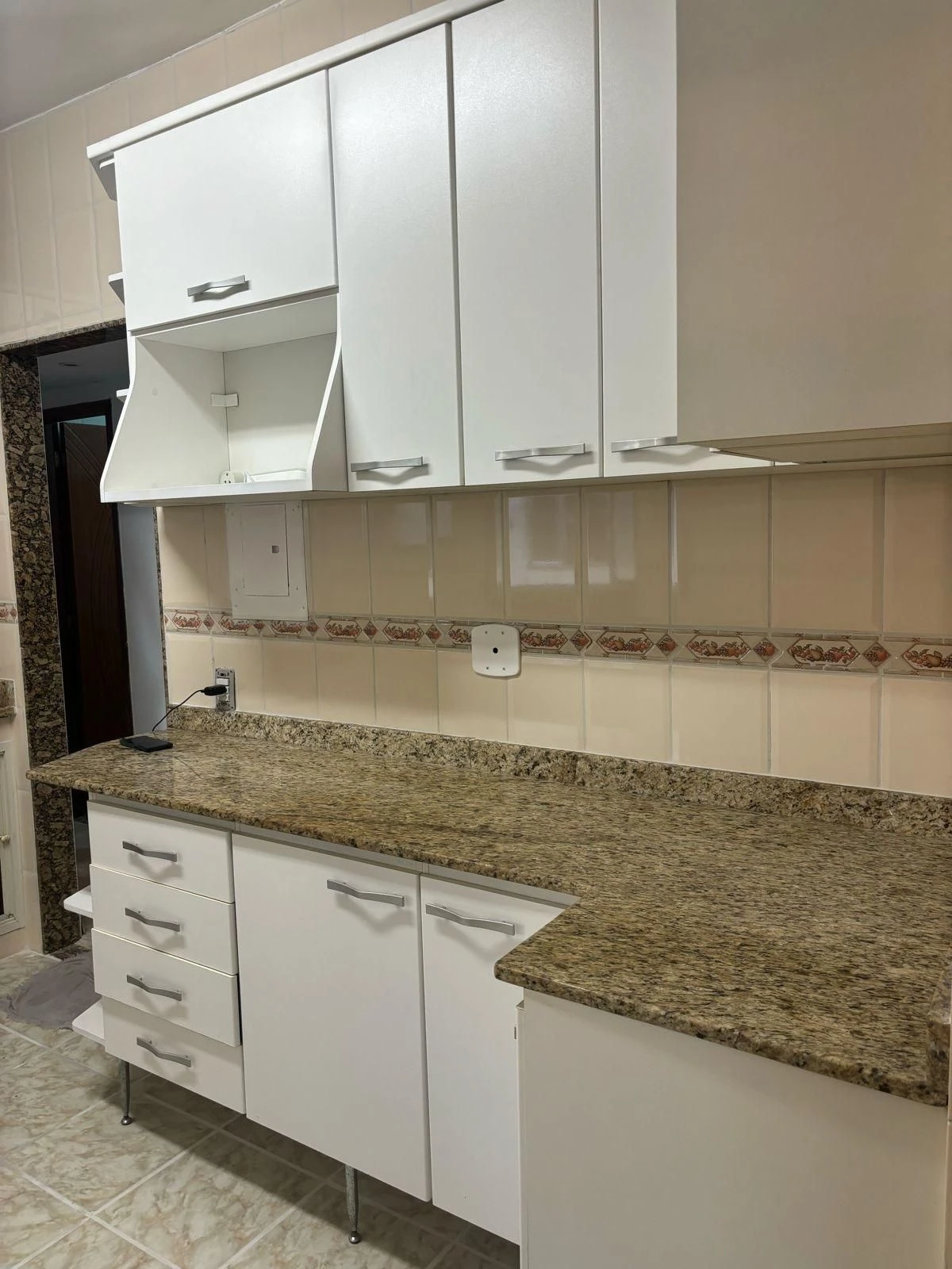 Unfurnished 2-bedroom apartment with a separate kitchen — photo 7