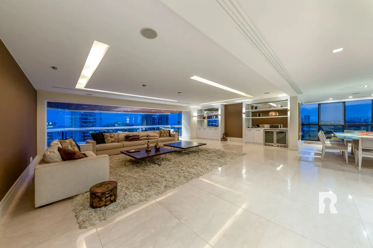 4-bedroom apartment with 5 bathrooms and enclosed balcony — photo 5