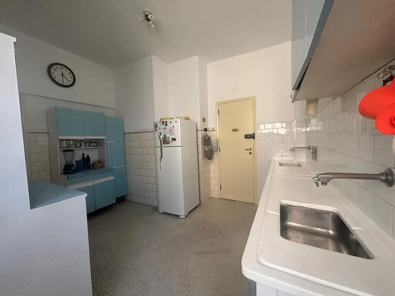 Furnished apartment with 4 bedrooms and a work desk — photo 2