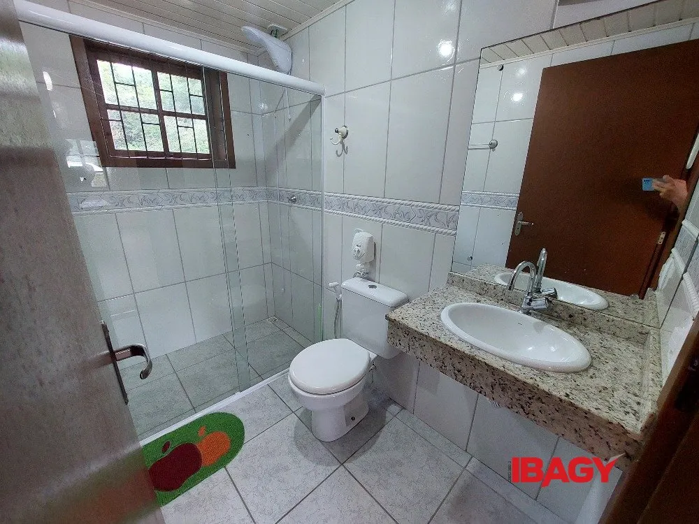 2-bedroom house with a mountain view in Florianópolis — photo 15