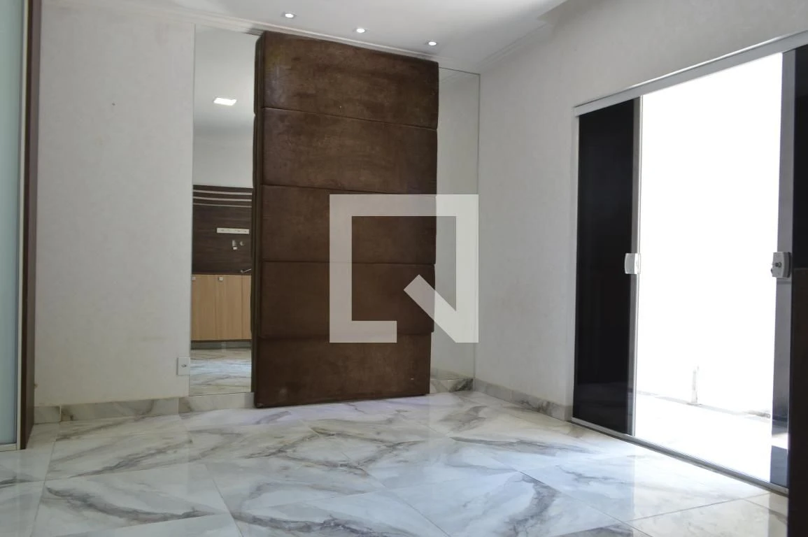 Casa de 3 quartos com janelas do piso ao teto — photo 60