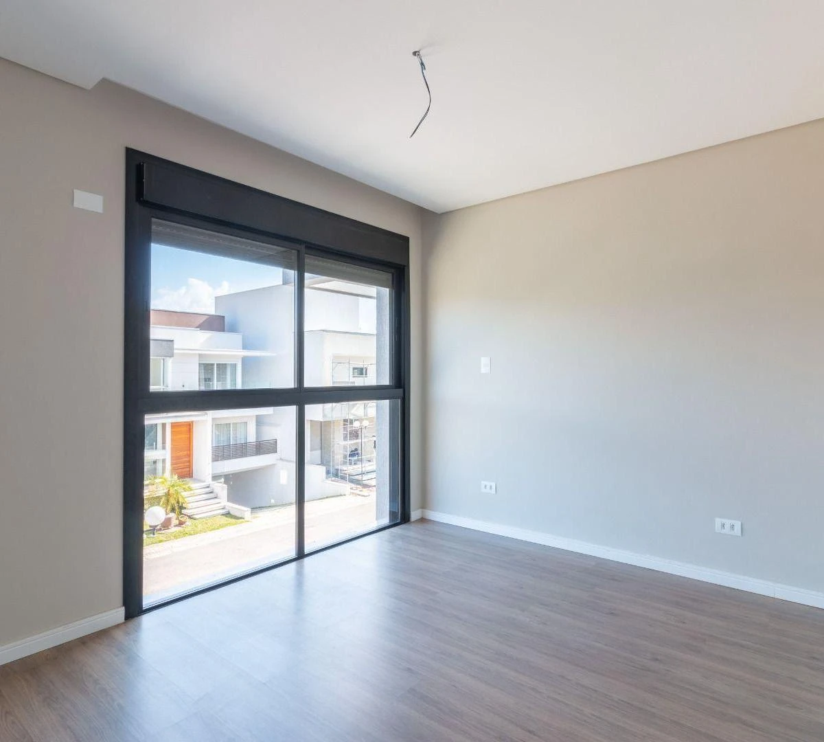 Modern house with 4 en-suite bedrooms and 6 parking spots — photo 9