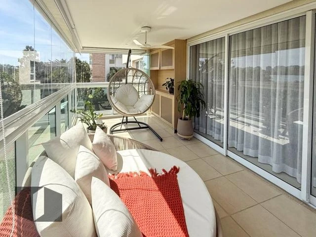 Apartamento 226 m² com 4 suítes e varanda de vidro